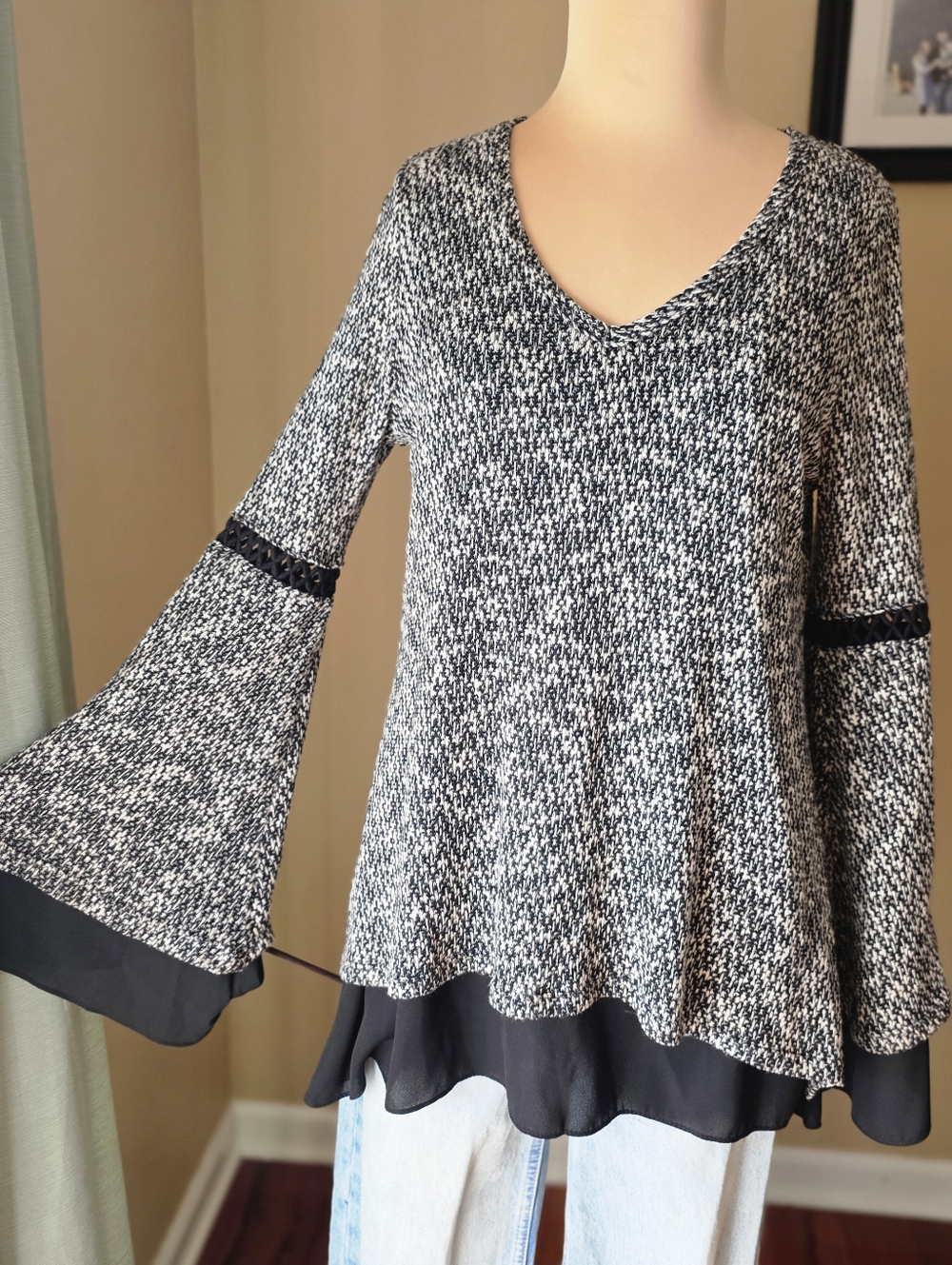 Design Lab Lord & Taylor Bell Sleeve Sweater - Size Medium -Flawless Piece - Picture 12 of 12